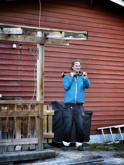 Kuistin katos lekalla nurin