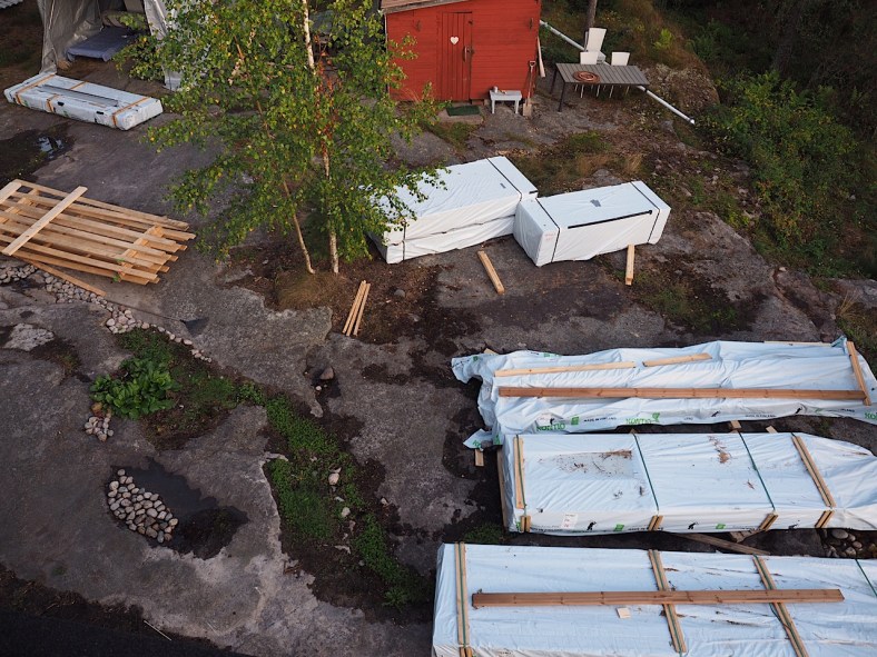 Loput tavarat pihalla