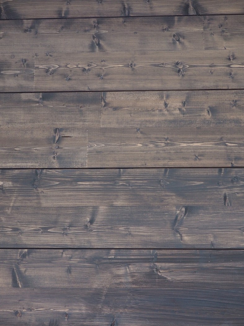 Pohjusteella käsitelty hirsiseinä