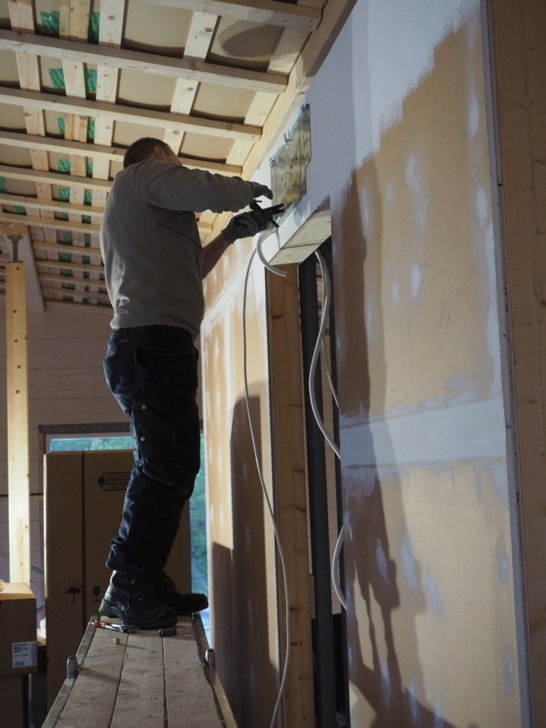 putket seinän läpi