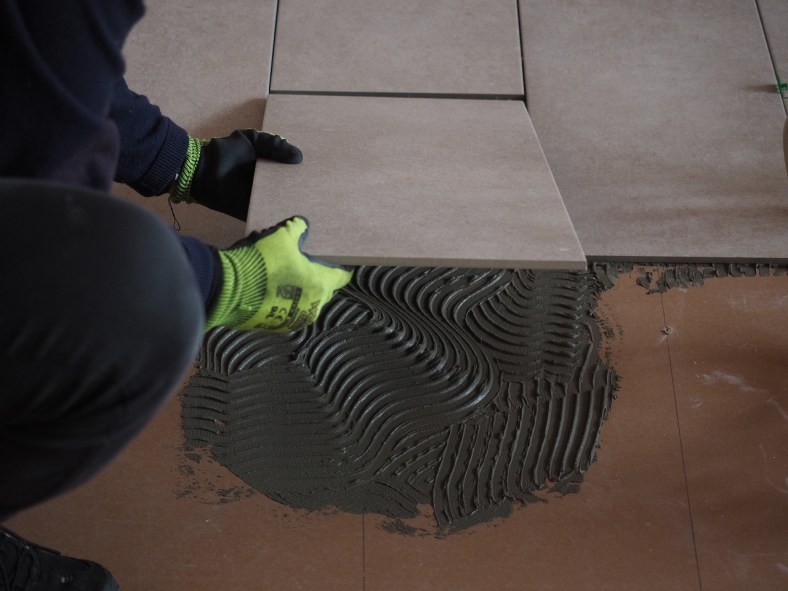 Lattian kaakelointia 30x60 laatoilla