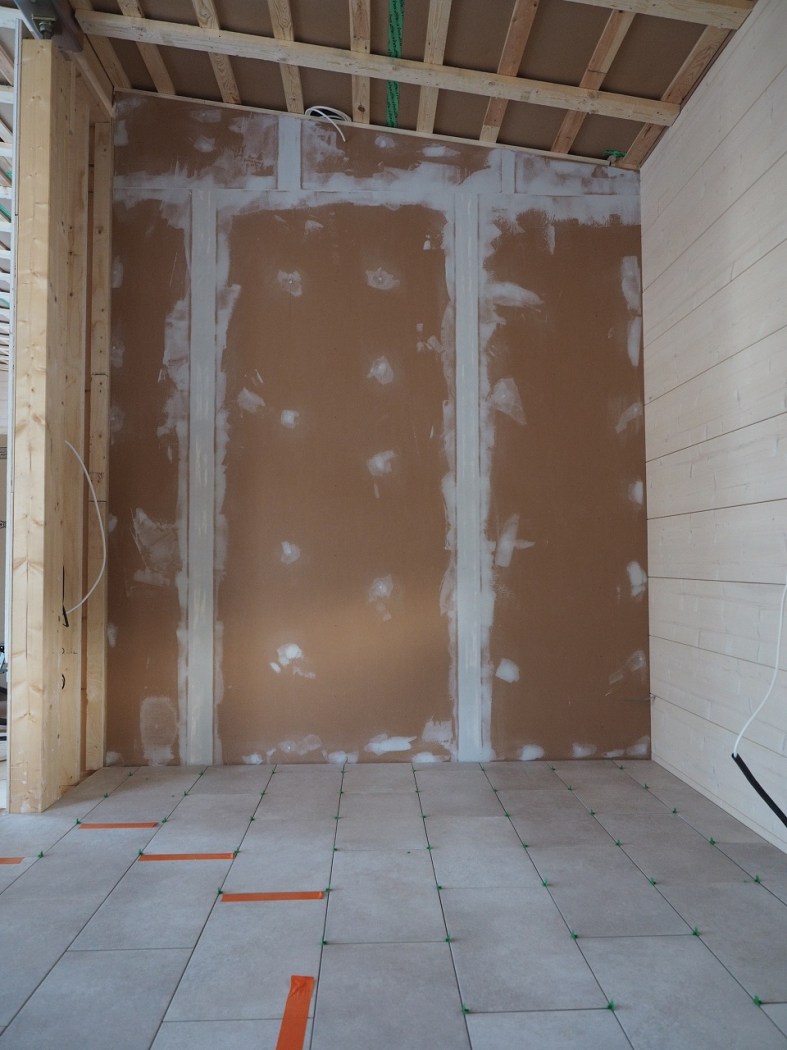 Laatat lattiassa ja levyt seinässä