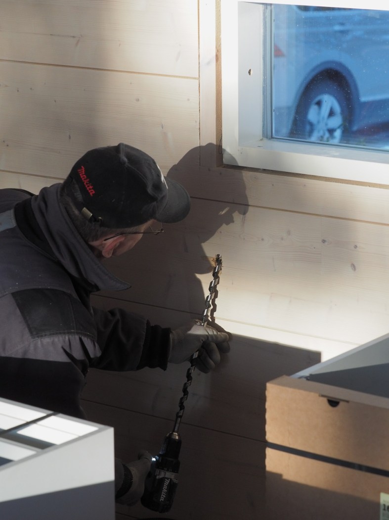 Reikiä hirsiseiniin