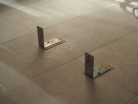 Kulmaraudat lattiassa