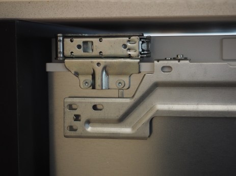 Sarana ja kiinnitysmekanismi