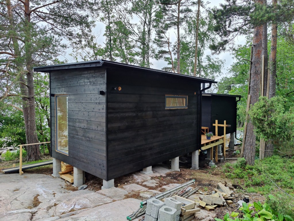 Tupa seinät maalattuina